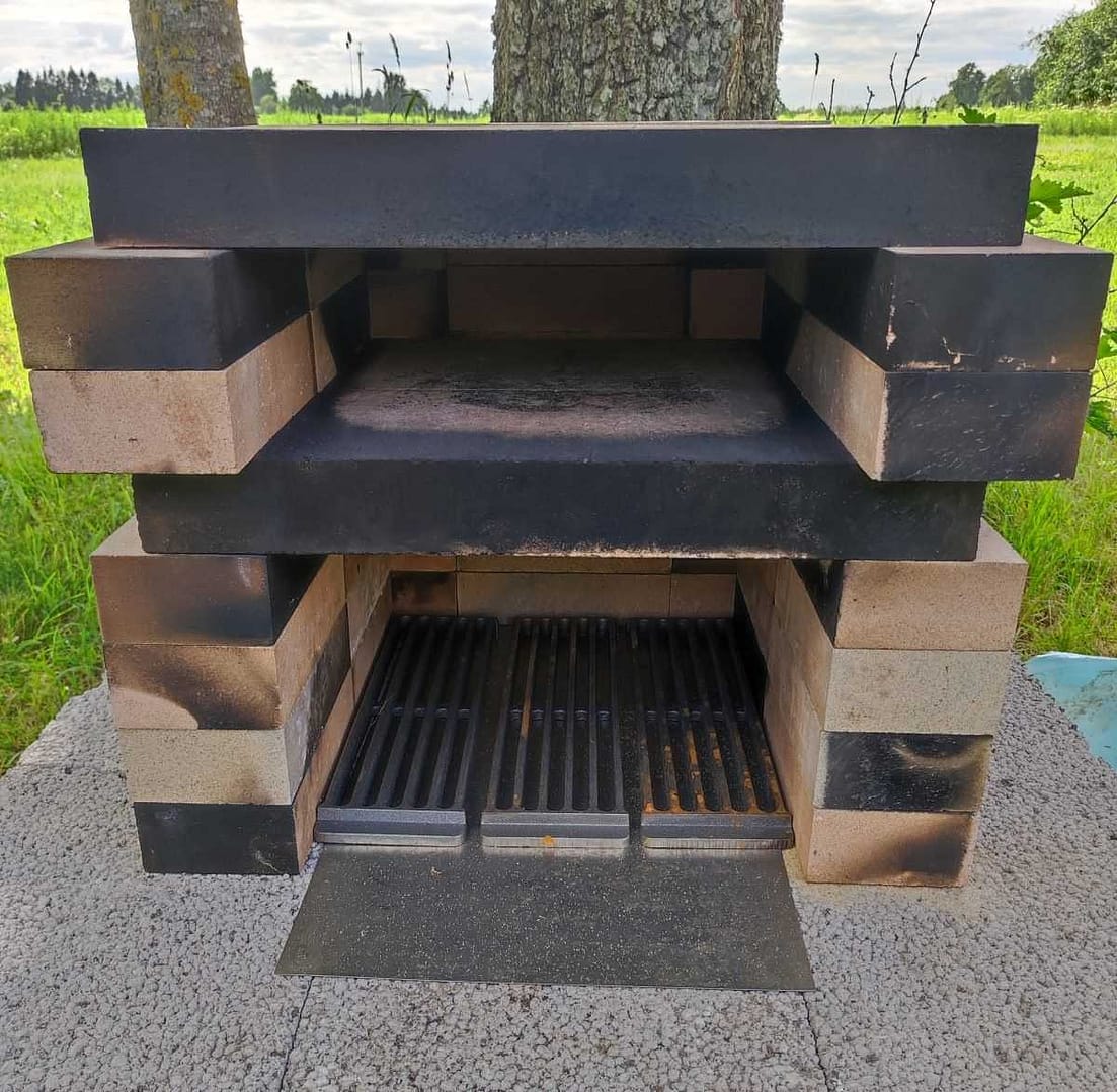Easy to build pizza oven with a fire grate and a protective metal sheet for the oven base