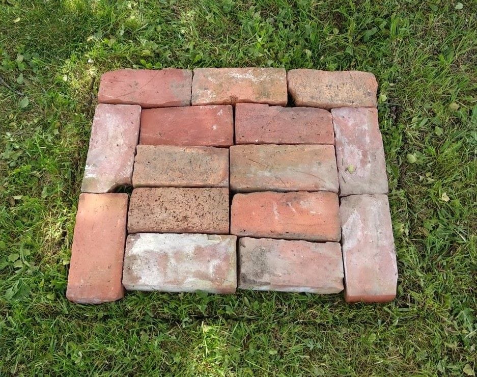 Old bricks as a base for the DIY outdoor pizza oven